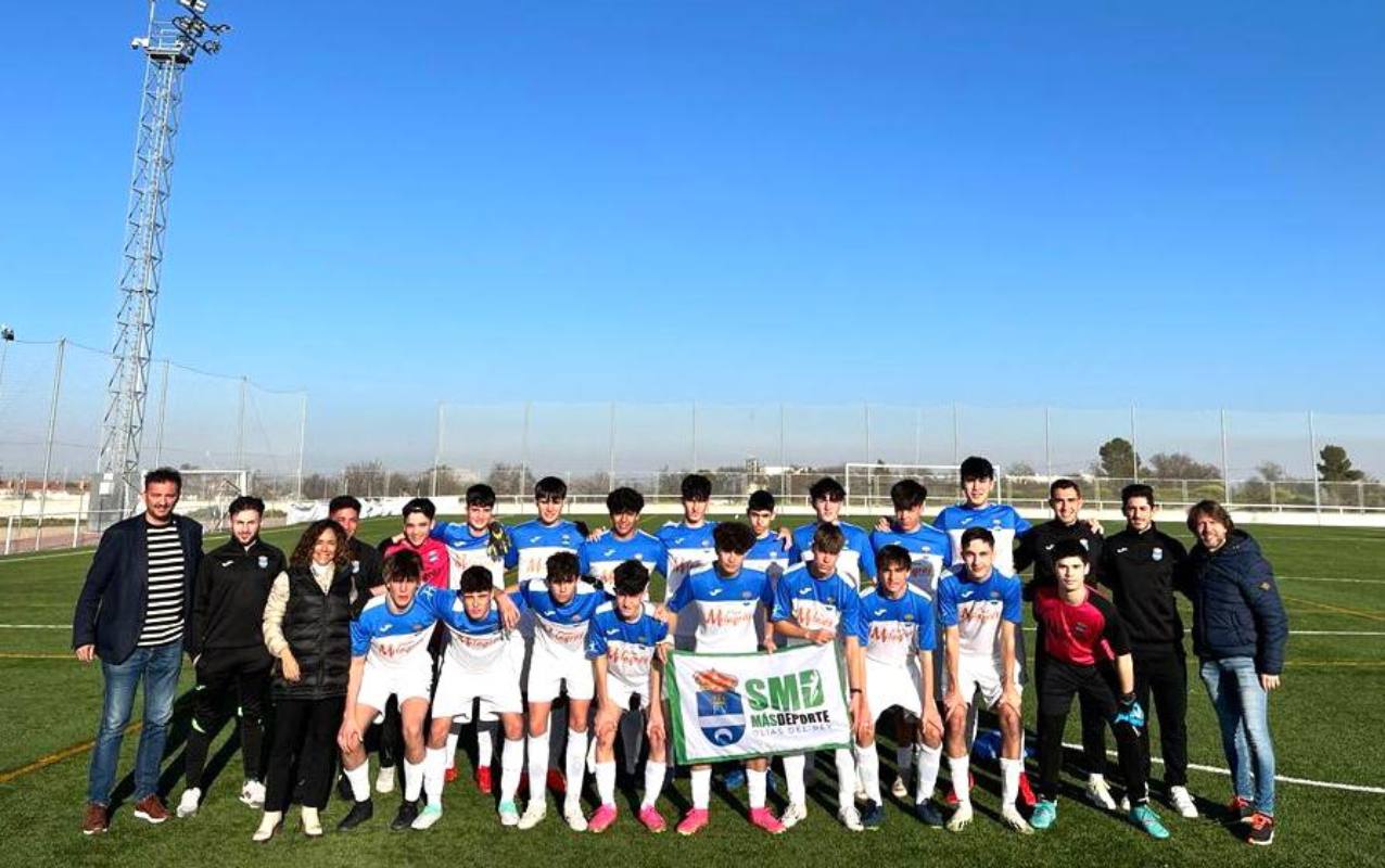 En la foto, el flamante equipo juvenil de fútbol de Olías del Rey.