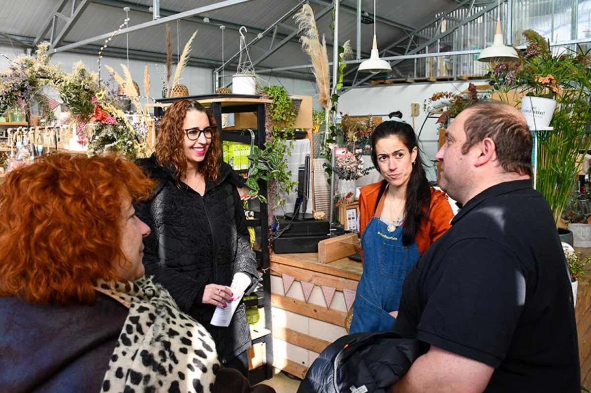 Sara Simón, consejera de Igualdad, visita a una emprendedora de Molina de Aragón