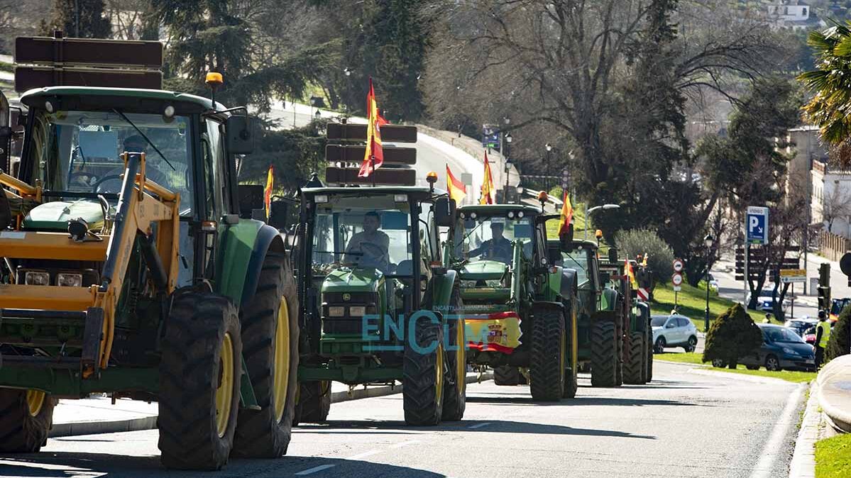 La tractorada marcha por la ciudad de Toledo. Foto: Rebeca Arango