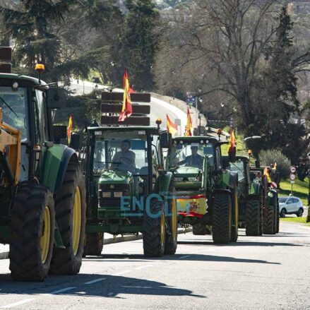 La tractorada marcha por la ciudad de Toledo. Foto: Rebeca Arango