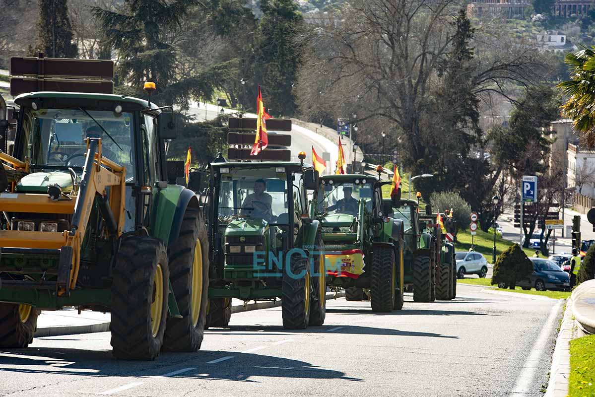 La tractorada marcha por la ciudad de Toledo. Foto: Rebeca Arango