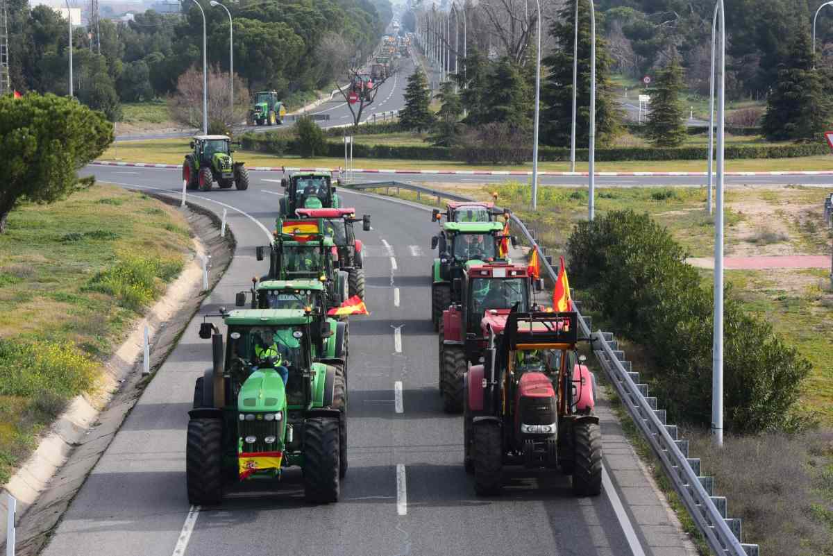 Tractores cortando la TO-23 en el polígono de Toledo. Foto: Rebeca Arango.