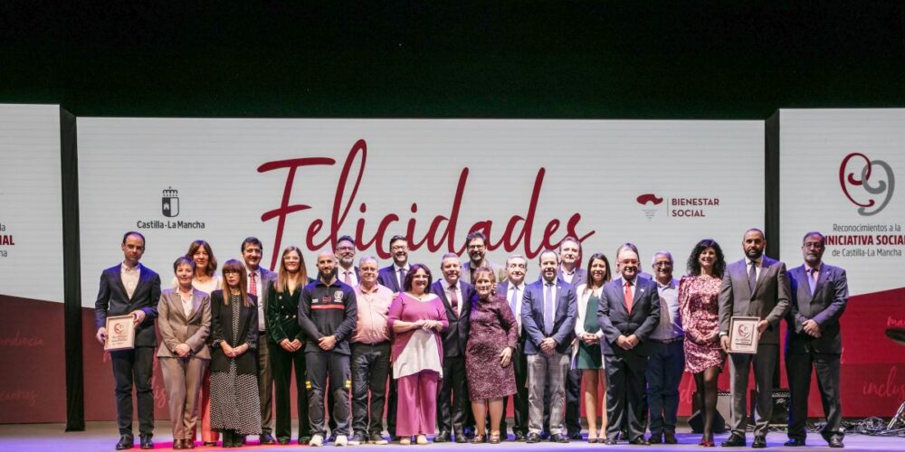 El presidente de Castilla-La Mancha, Emiliano García-Page, con las 17 personas e instituciones reconocidas. Imagen: JCCM.