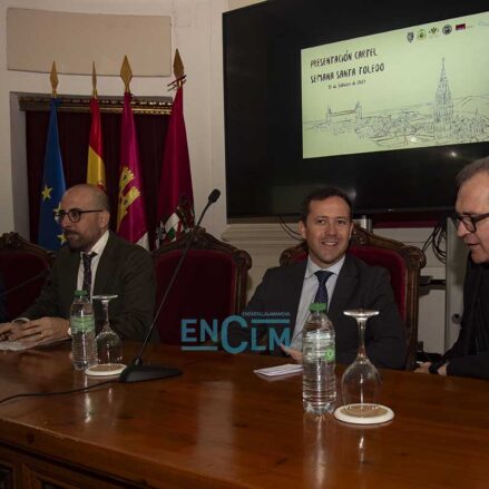 El alcalde de Toledo, Carlos Velázquez, en la presentación del cartel de la Semana Santa 2024 de Toledo. Imagen: Rebeca Arango.