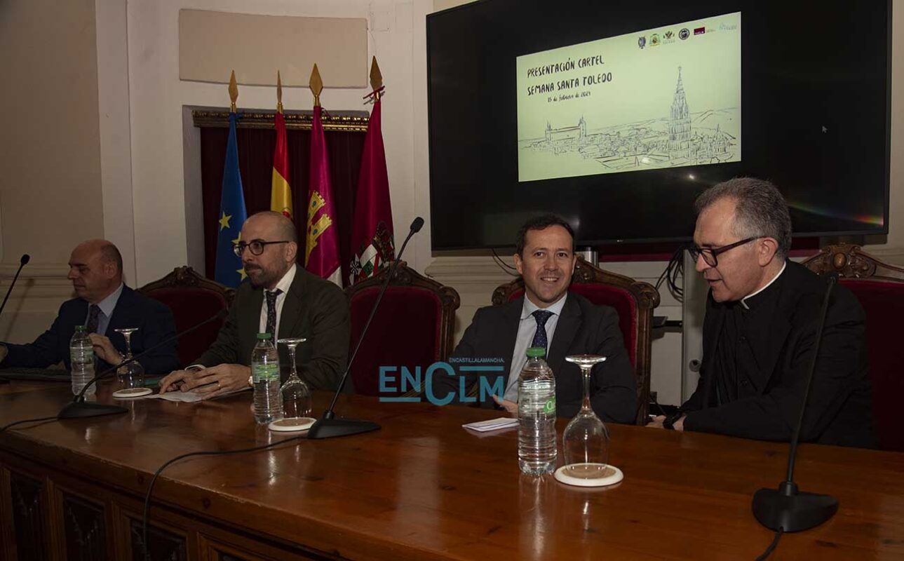 El alcalde de Toledo, Carlos Velázquez, en la presentación del cartel de la Semana Santa 2024 de Toledo. Imagen: Rebeca Arango.