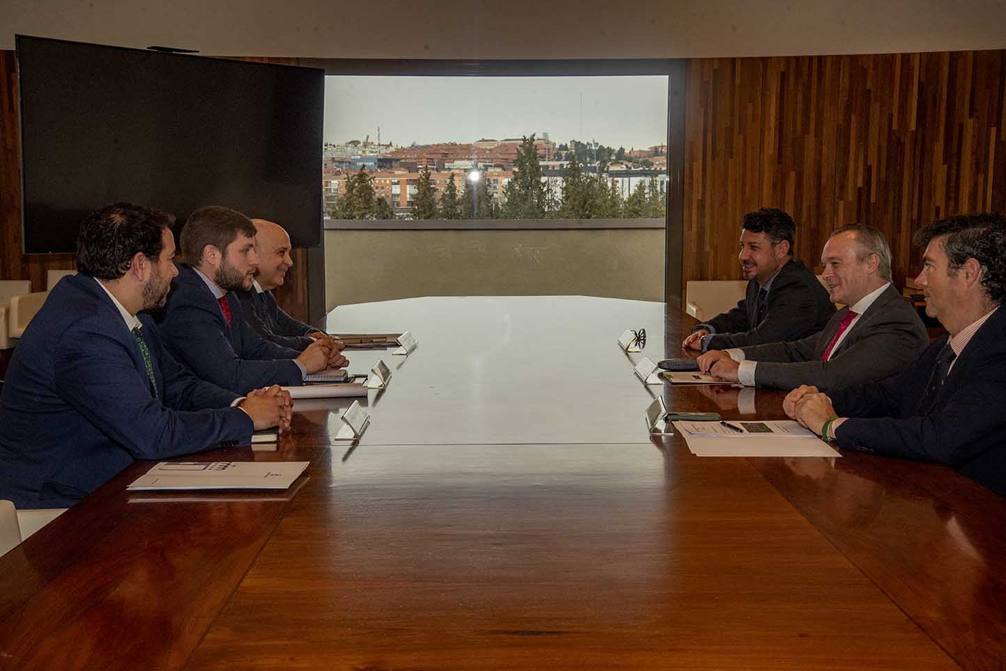 Reunión entre el consejero de Fomento de Castilla-La Mancha y su homólogo en Extremadura. Imagen: Rebeca Arango.