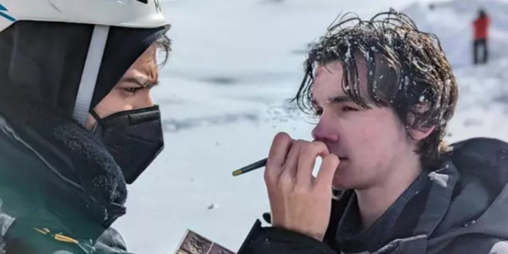 El maquillador Jesús García en la película 'La sociedad de la nieve'. Imagen: Ayuntamiento de Argamasilla de Alba.