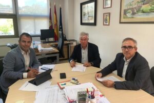 De izquierda a derecha: José Gutiérrez (delegado de Educación), Tofiño y Amieba.