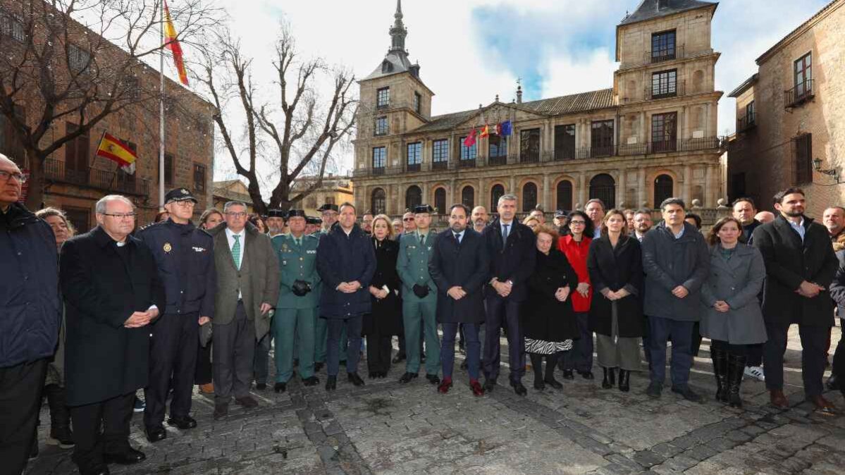 Minuto de silencio por los guardias civiles asesinados. Han asistido el alcalde, Carlos Velázquez, el arzobispo de Toledo, Francisco Cerro, y el presidente del PP de CLM, Paco Núñez, entre otros.