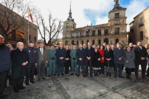 Minuto de silencio por los guardias civiles asesinados. Han asistido el alcalde, Carlos Velázquez, el arzobispo de Toledo, Francisco Cerro, y el presidente del PP de CLM, Paco Núñez, entre otros.
