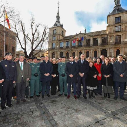 Minuto de silencio por los guardias civiles asesinados. Han asistido el alcalde, Carlos Velázquez, el arzobispo de Toledo, Francisco Cerro, y el presidente del PP de CLM, Paco Núñez, entre otros.