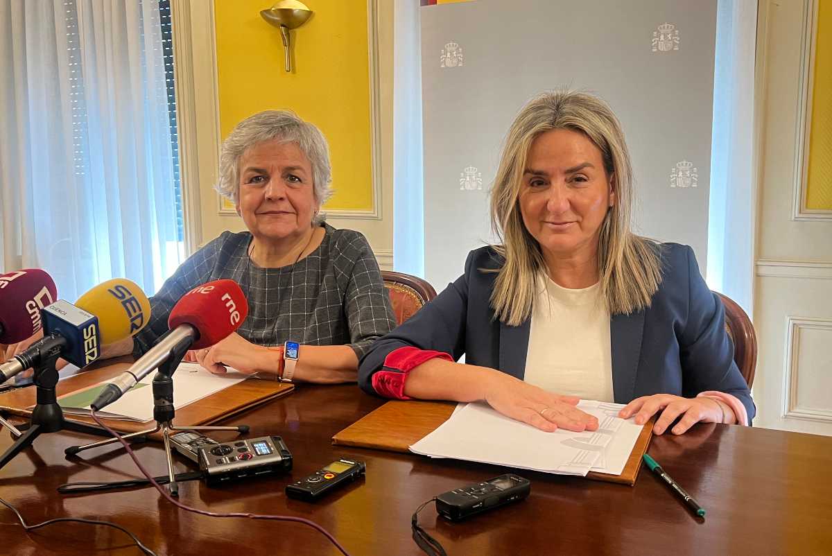 A la derecha, la delegada del Gobierno en Castilla-La Mancha, Milagros Tolón.