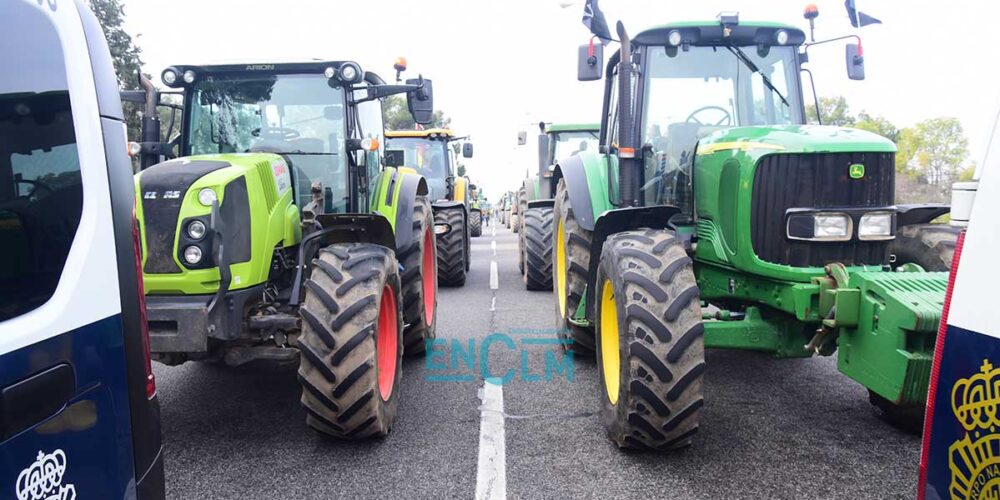 Imagen de los tractores en la N-400 a la altura del Polígono de Toledo. Foto: Rebeca Arango.