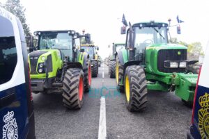 Imagen de los tractores en la N-400 a la altura del Polígono de Toledo. Foto: Rebeca Arango.