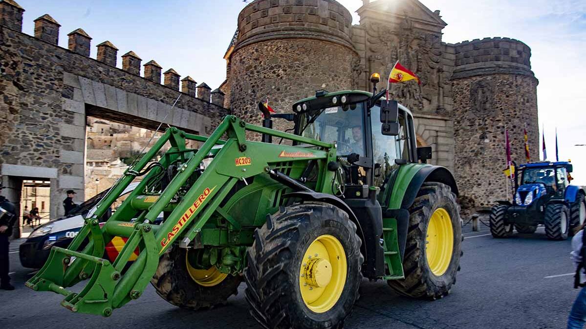 Tractores pasan por Toledo camino de Madrid