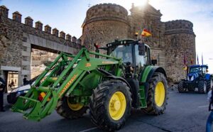 Tractores pasan por Toledo camino de Madrid