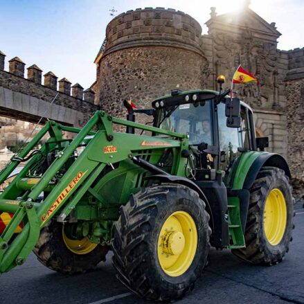 Tractores pasan por Toledo camino de Madrid