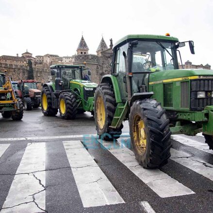 La tractorada ante la Puerta de Bisagra. Foto: Rebeca Arango.