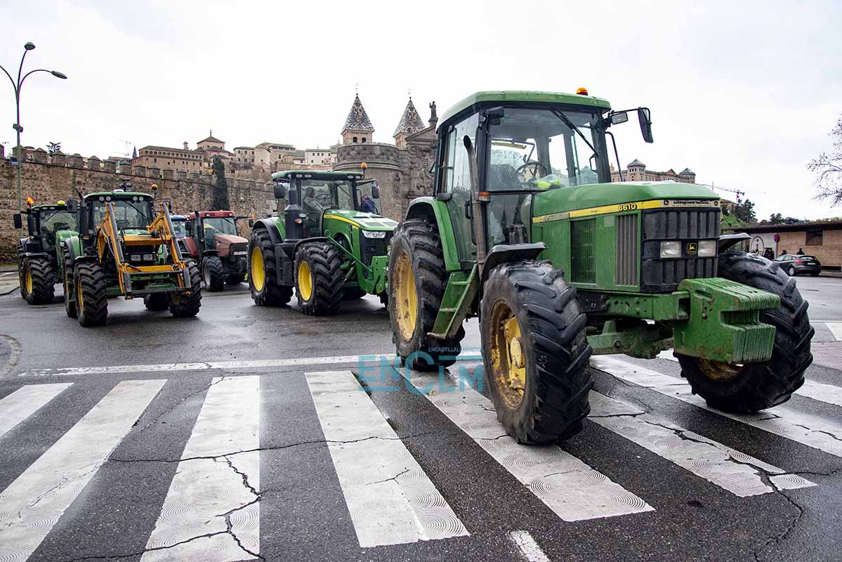 La tractorada ante la Puerta de Bisagra. Foto: Rebeca Arango.