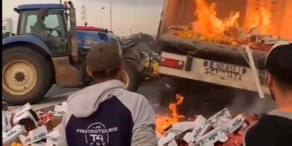 Imagen de los primeros días de protesta en Francia, donde incluso se prendió fuego a algún camión extrajero.