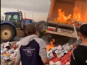 Imagen de los primeros días de protesta en Francia, donde incluso se prendió fuego a algún camión extrajero.
