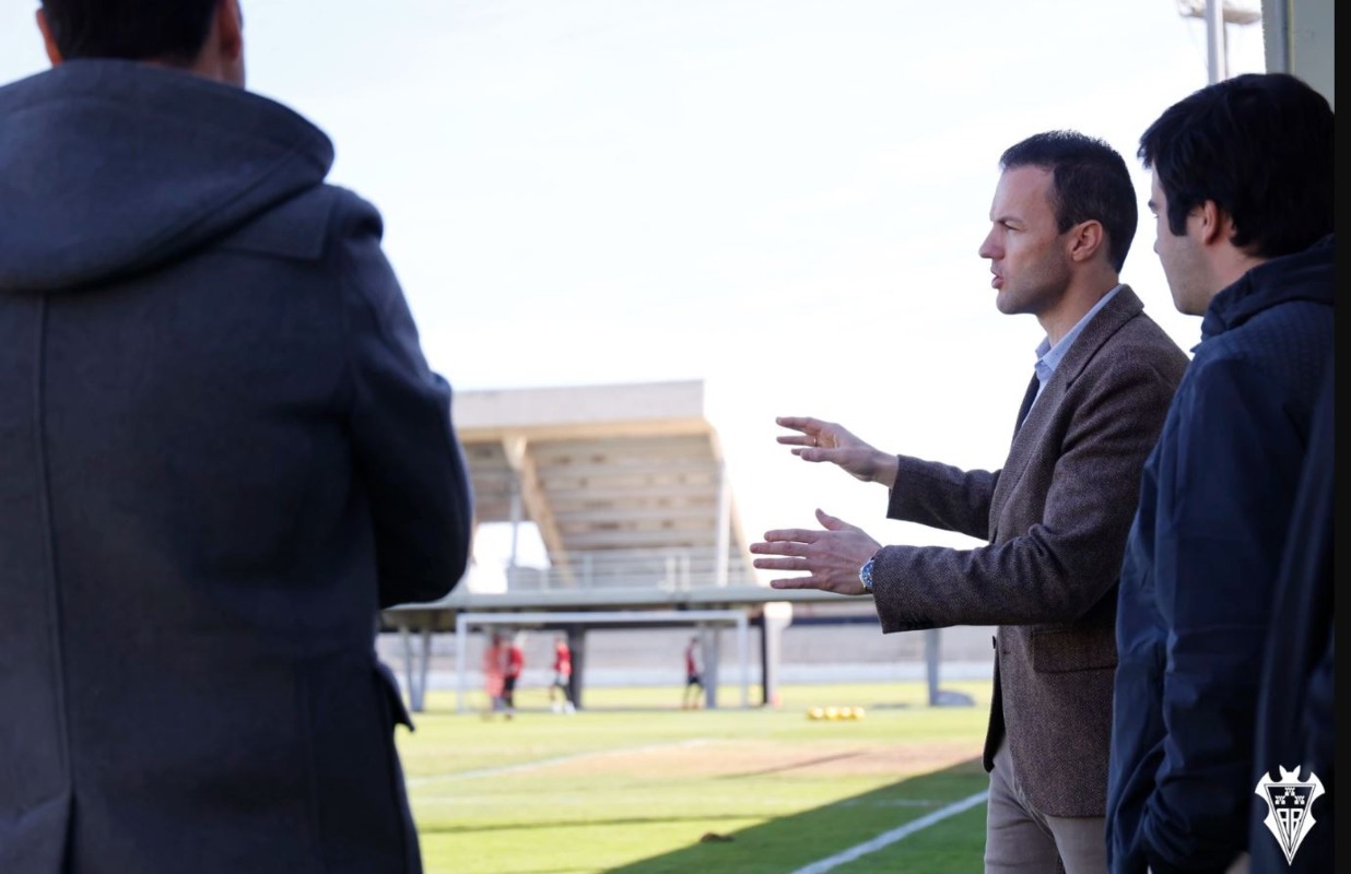 El consejero delegado del club albaceteño, Víctor Varela, dando explicaciones sobre la posible sede del Mundial. Foto: Albacete Balompié.