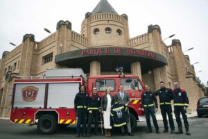 Recepción del camión de bomberos. Imagen: Rebeca Arango.