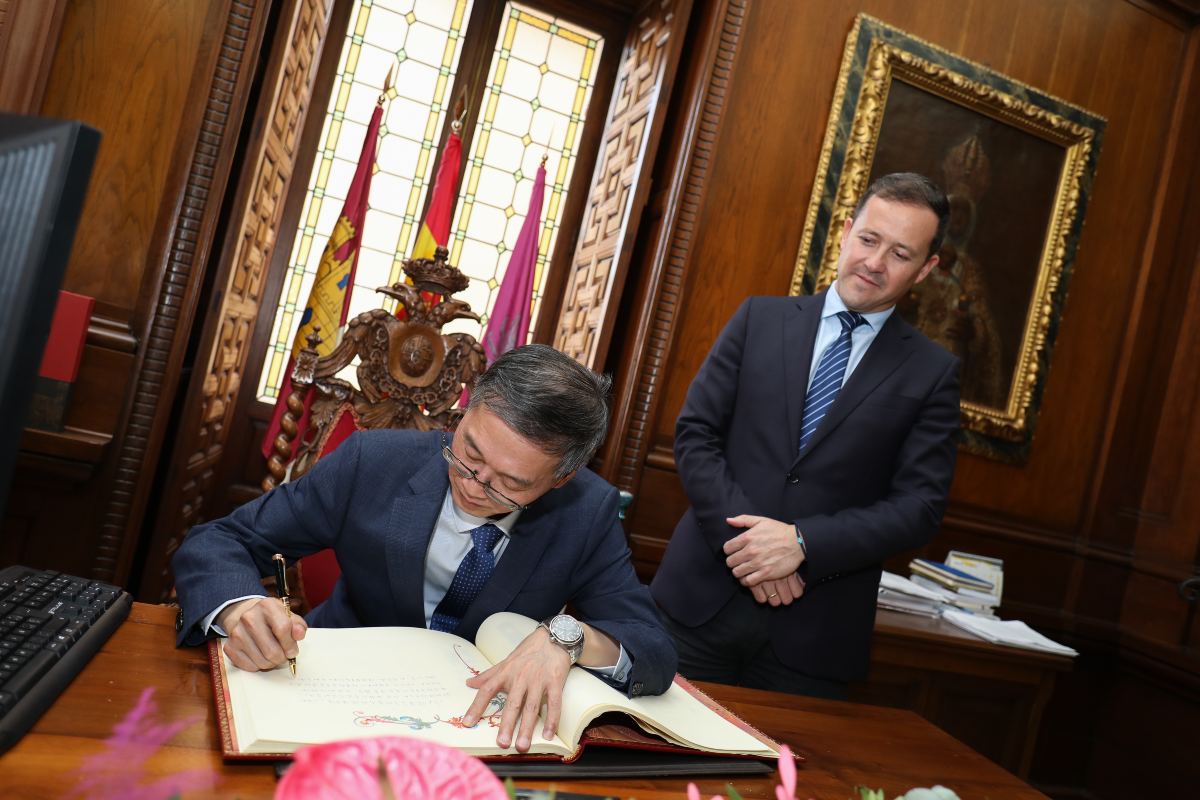 El alcalde de Toledo, Carlos Velázquez, con el nuevo embajador de la República Popular China en España, Yao Jing.