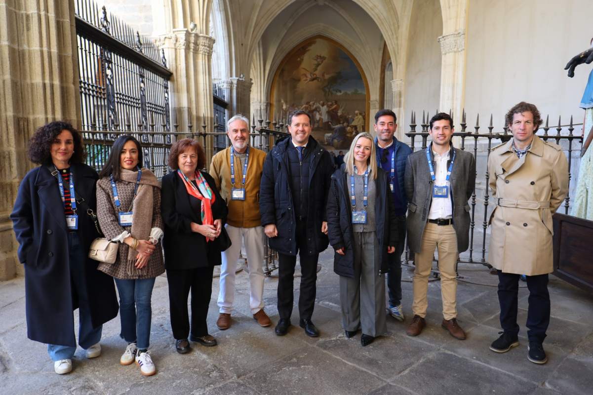 Acto por el Día Internacional del Guía Profesional de Turismo celebrado en el claustro de la Catedral de Toledo.
