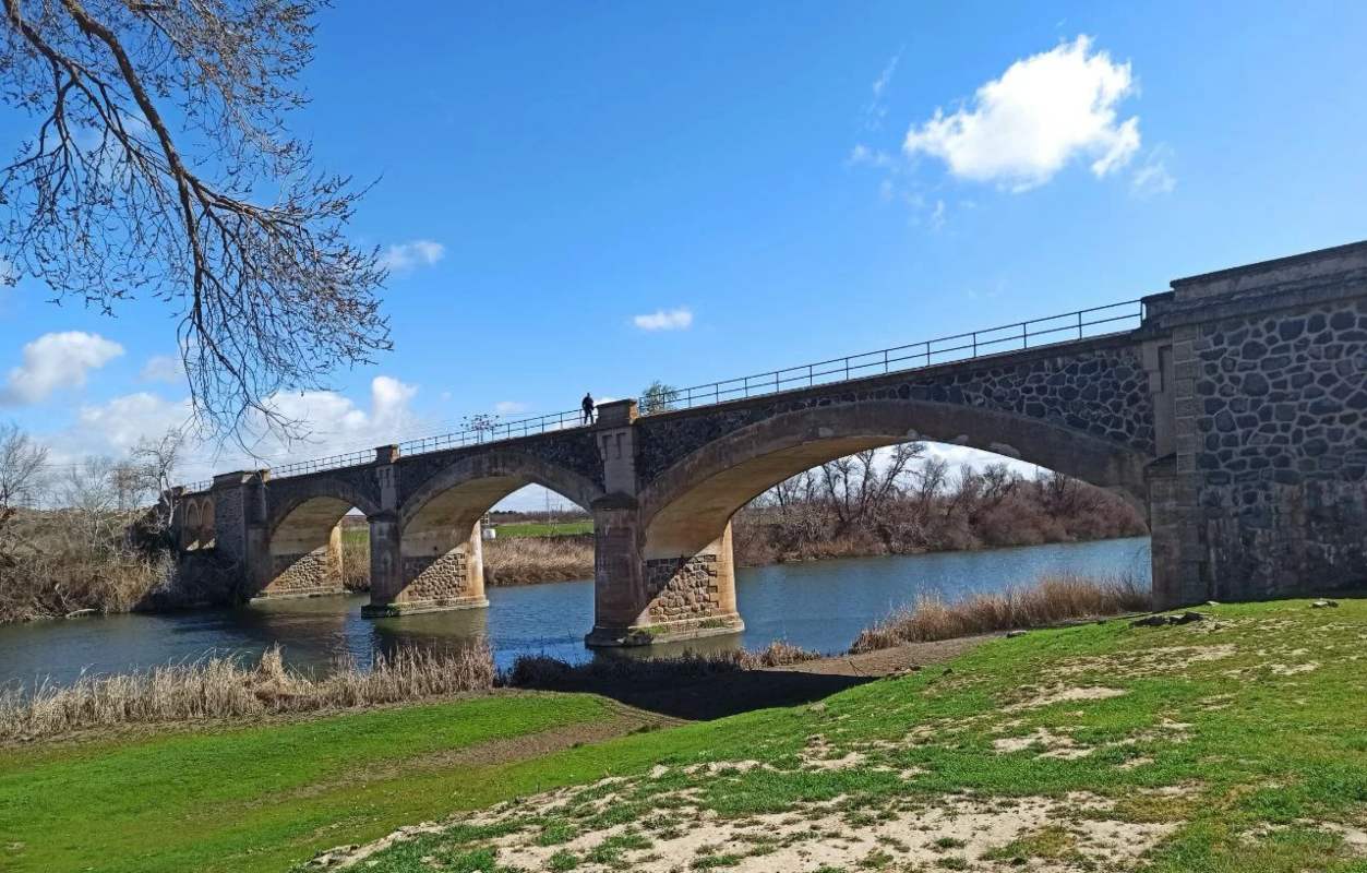 Antigua vía del ferrocarril entre Toledo y Bargas que atraviesa el río Tajo / Foto: Toledodiario.es/ Fidel Manjavacas.