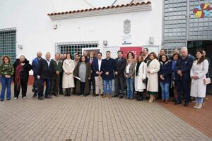 Foto de familia entre los periodistas internacionales y los representantes políticos