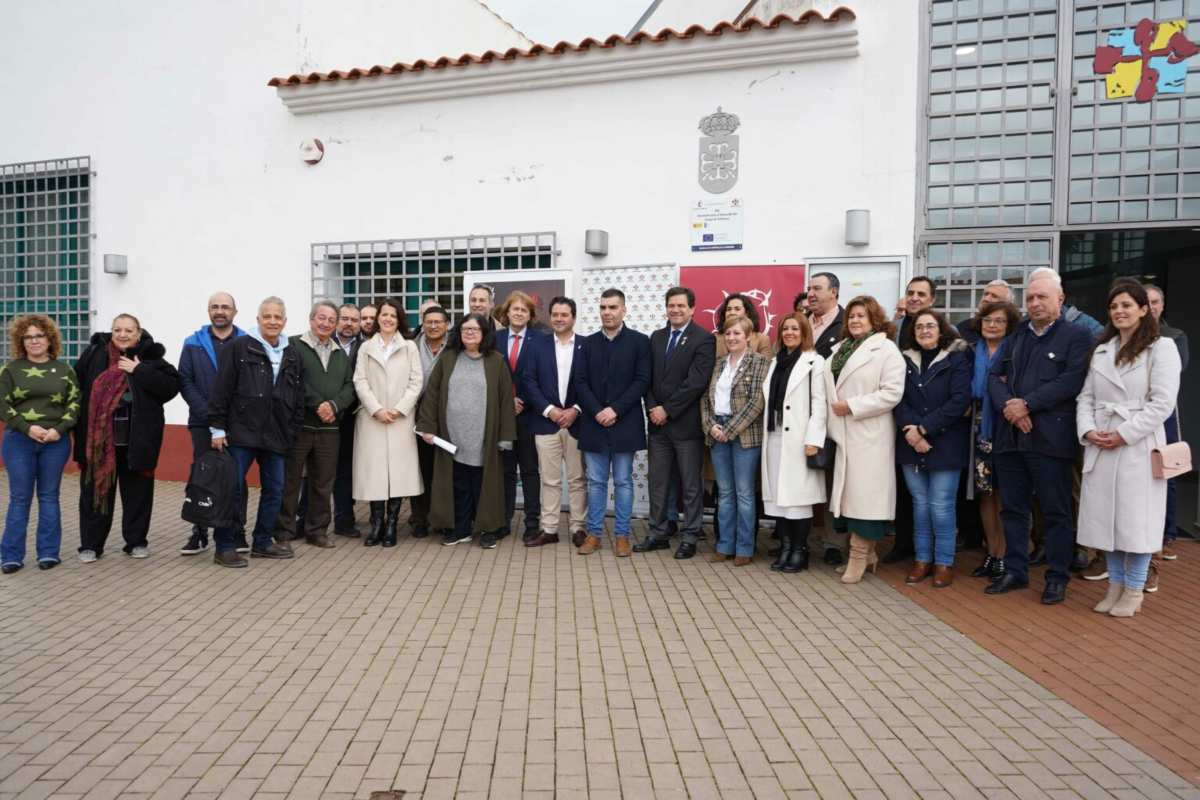 Foto de familia entre los periodistas internacionales y los representantes políticos