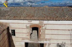 Ventanas y elementos de forja arrancados en la bodega