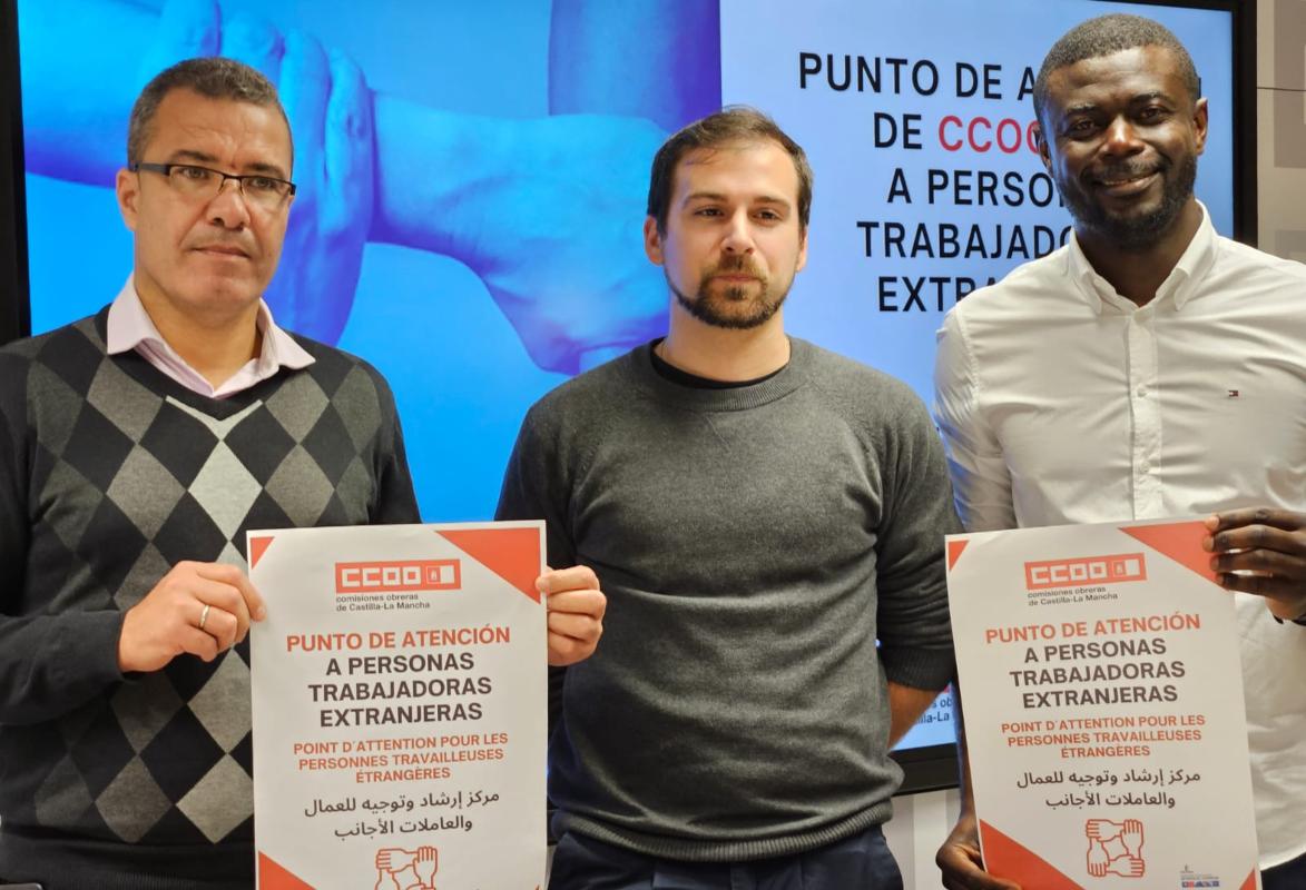 Juan Carlos del Puerto, secretario de Empleo y Políticas Públicas de CCOO CLM (centro), junto con Hassen Rejbi y Samuel Batindi.