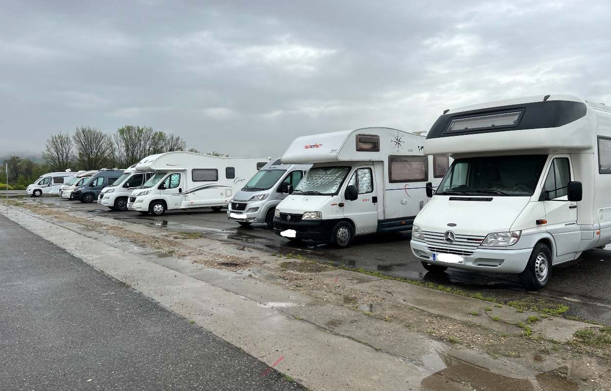 Ya hay 60 autocaravanas en el recinto de La Peraleda.