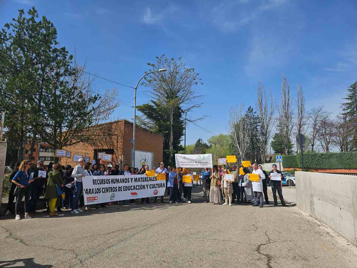 Concentración de trabajadores en el centro de educación especial Virgen del Amparo (Guadalajara)