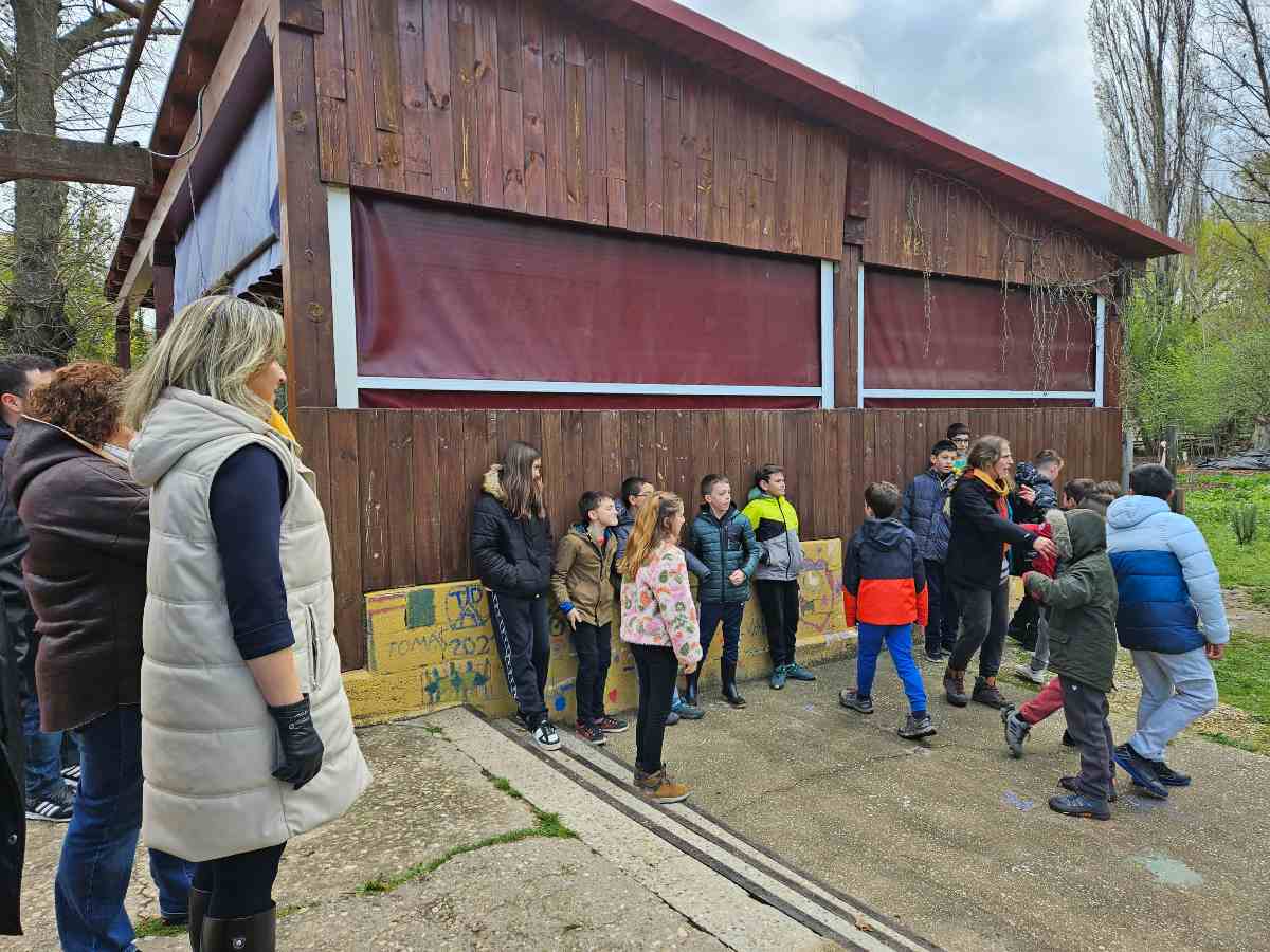 La alcaldesa de Guadalajara, Ana Guarinos, visita a los niños en la Granja Escuela "Huerta la Limpia"