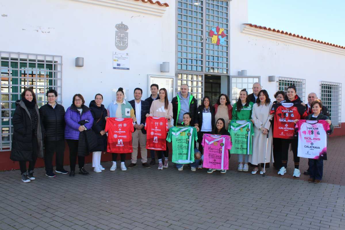 Firma del convenio entre la AD Campo de Calatrava y los equipos femeninos de la comarca