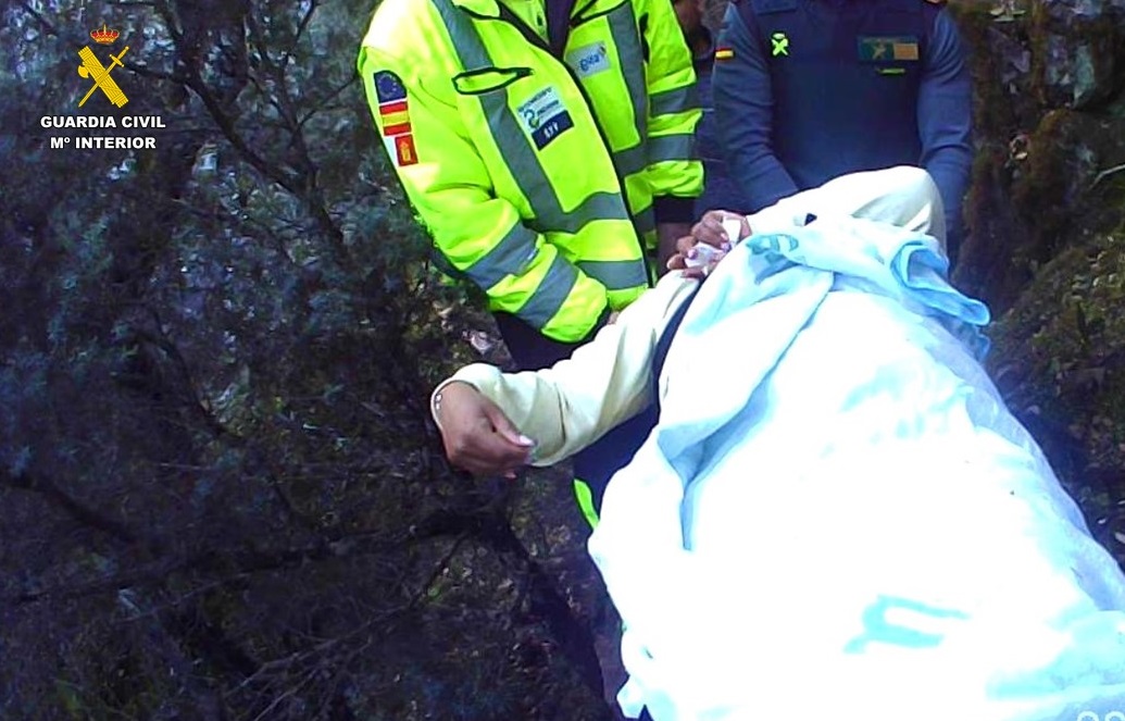 Imagen de la mujer rescatada por la Guardia Civil y el SESCAM