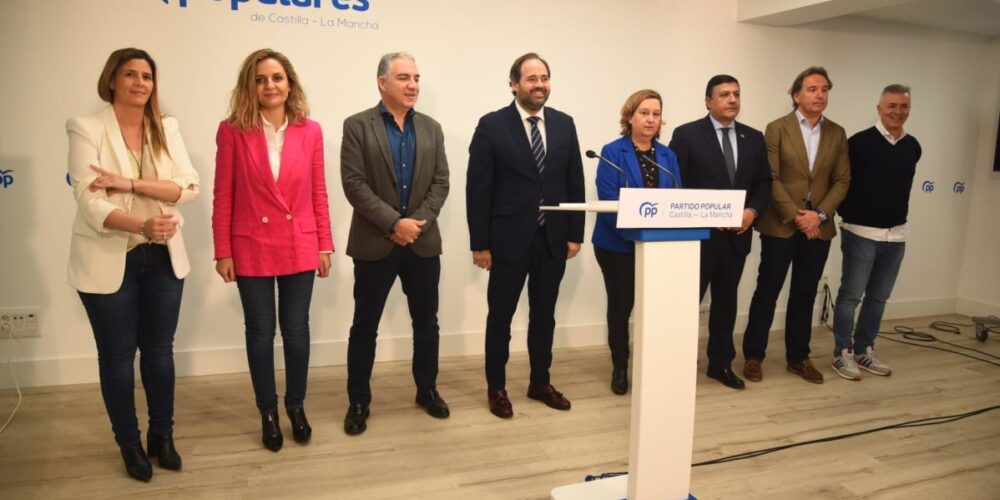 Foto de familia en la presentación de las Jornadas "Diputaciones, Cabildos y Consejos Insulares, construyendo un futuro de igualdad". Foto: Rebeca Arango.