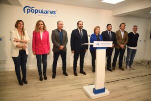 Foto de familia en la presentación de las Jornadas "Diputaciones, Cabildos y Consejos Insulares, construyendo un futuro de igualdad". Foto: Rebeca Arango.