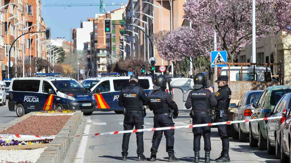 Los policías nacionales cerca de la casa en la que se ha atrincherado el individuo. Foto: EFE/Manu.