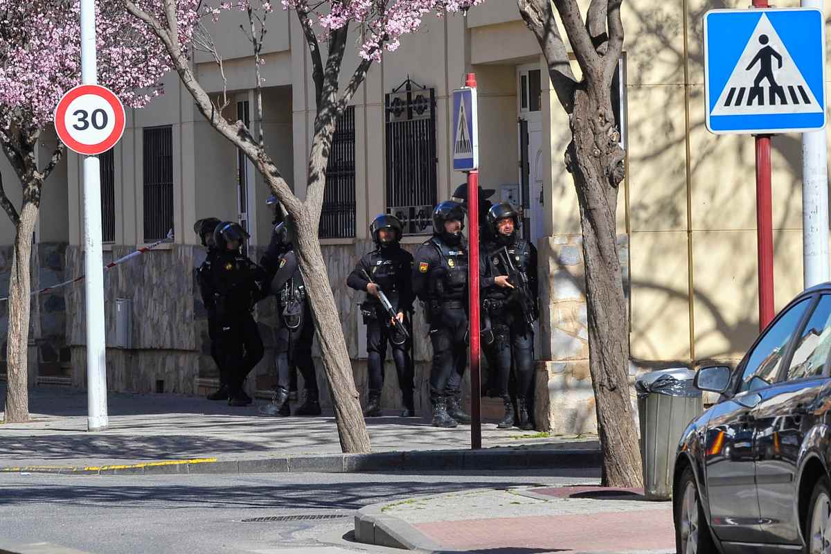 Los policías nacionales cerca de la casa en la que se ha atrincherado el individuo. Foto: EFE/Manu.