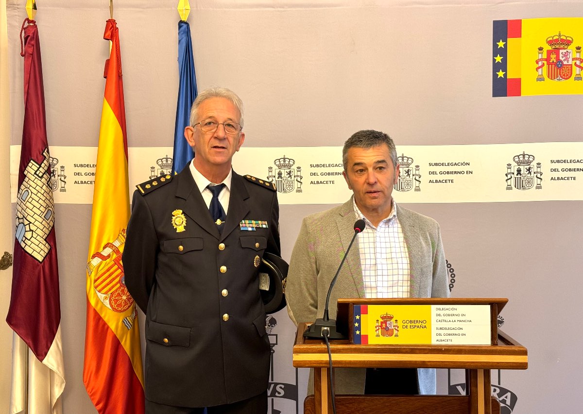 Miguel Juan Espinosa junto a Antonio Bueno en la subdelegado del Gobierno de España en Albacete