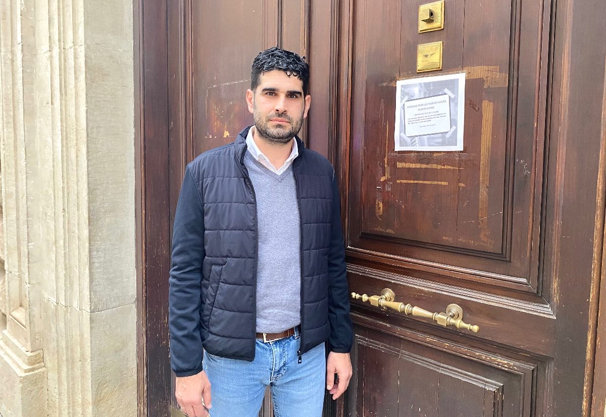 El concejal José González, en la puerta de la Posada del Rosario