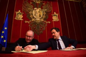 El alcalde de la ciudad, Carlos Velázquez, y el arzobispo primado, Francisco Cerro Chaves. Imagen: Rebeca Arango.