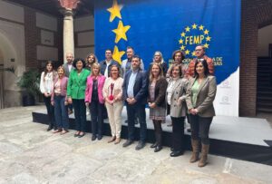 Concepción Cedillo, con los miembros de la comisión que preside.