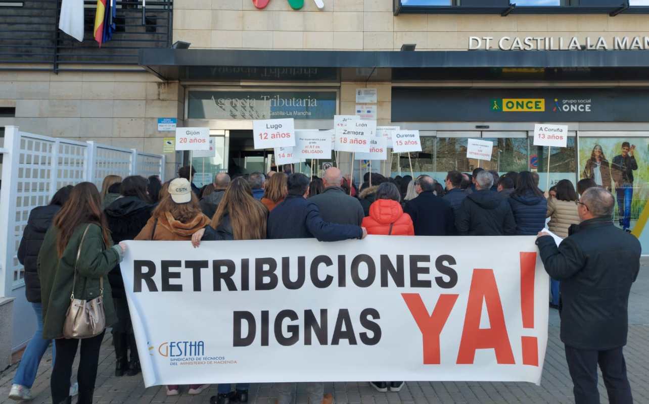 Concentración de técnicos de Hacienda frente a la Delegación de Hacienda en Castilla-La Mancha.