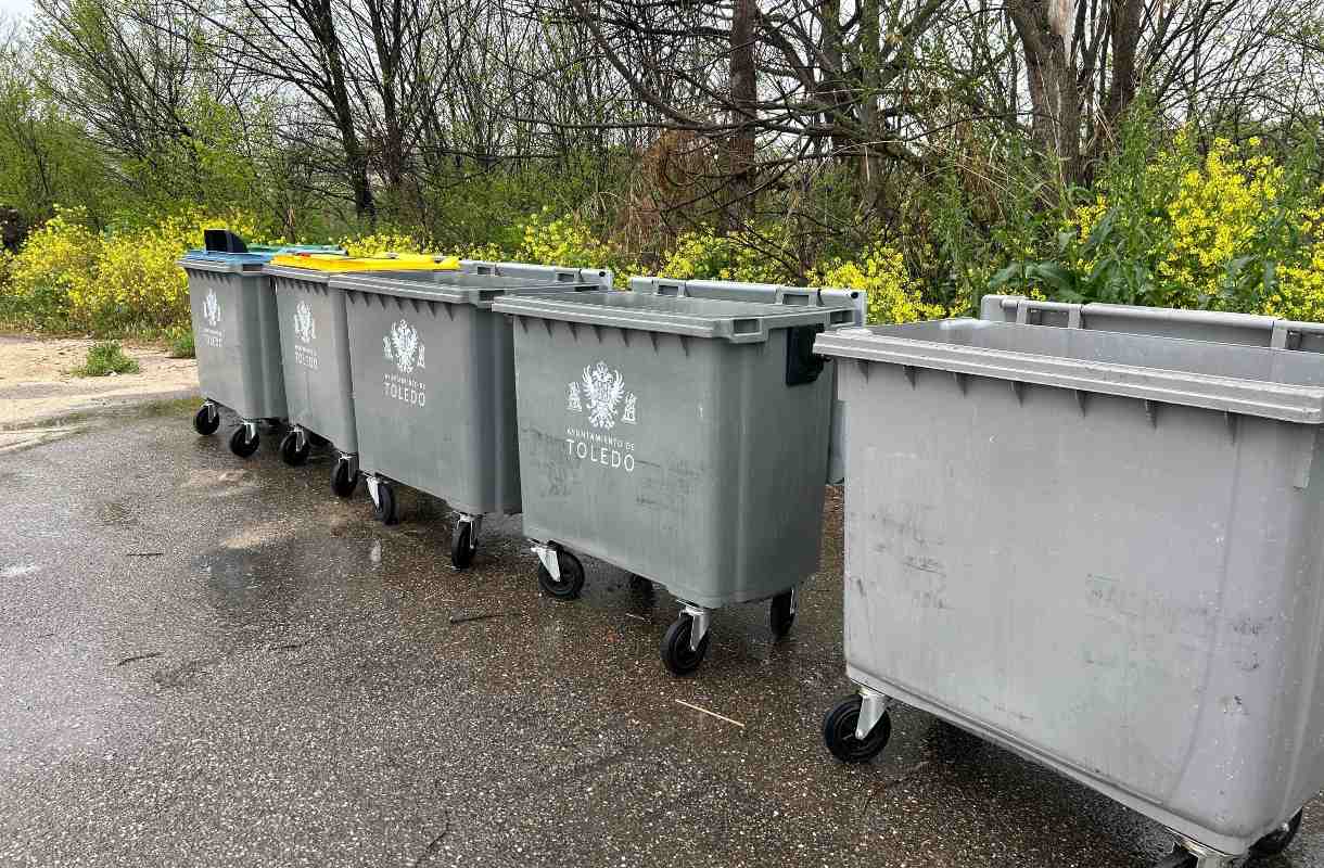 Contenedores de residuos en el aparcamiento disuasorio de la Peraleda.
