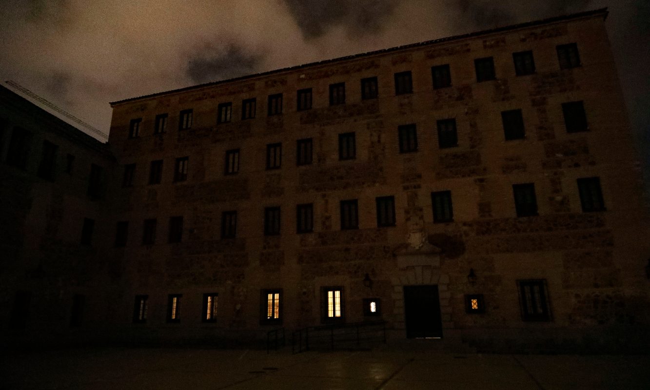 Las Cortes de CLM, una hora a oscuras por "la hora del planeta".